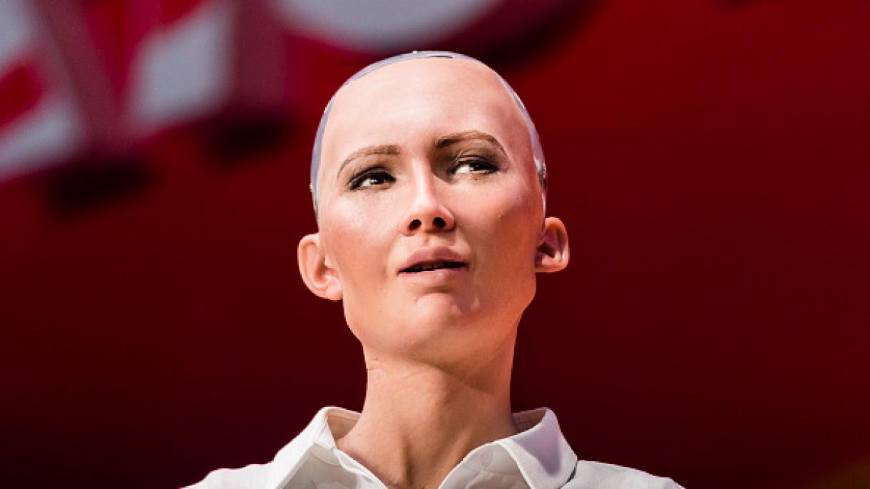 Dünyanın ilk vətəndaş robotu Sophia Türkiyəyə gəlir