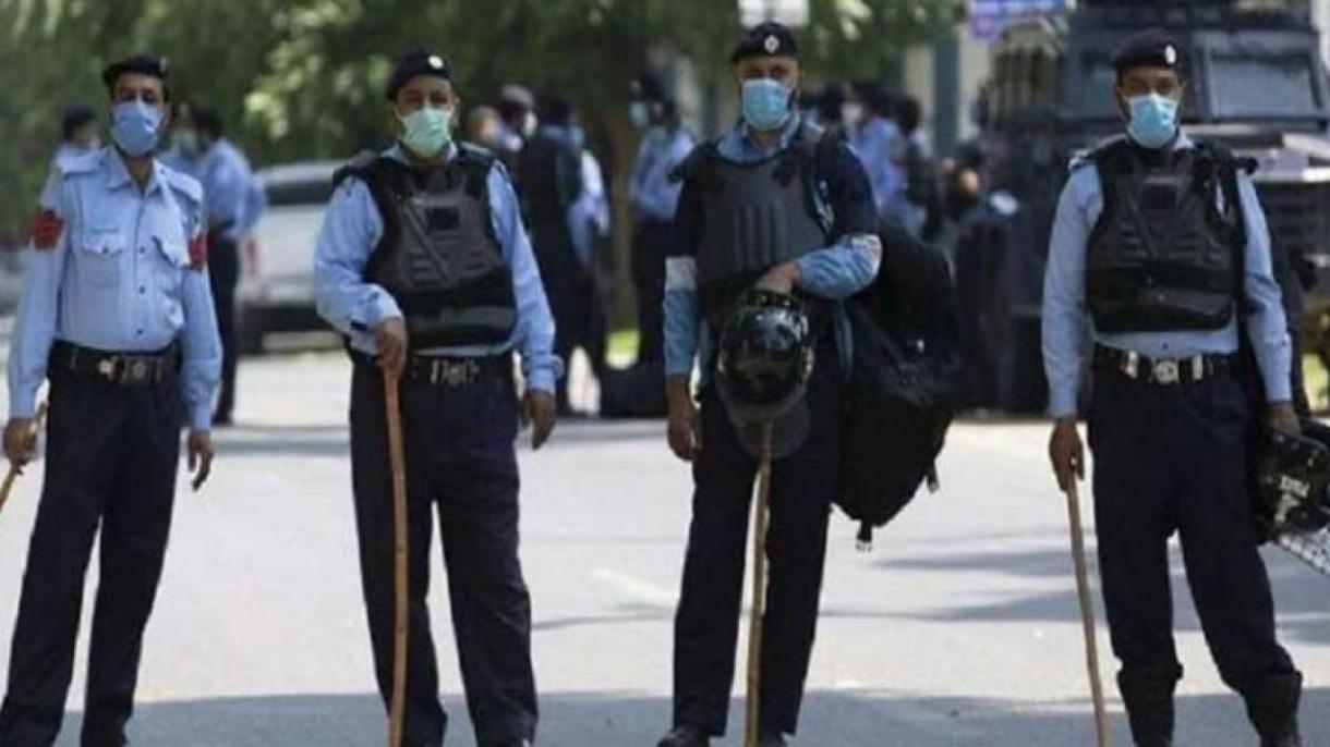 پولیس عمران خان کے گھر کے دروازے توڑتے ہوئے اندر داخل ہو گئی