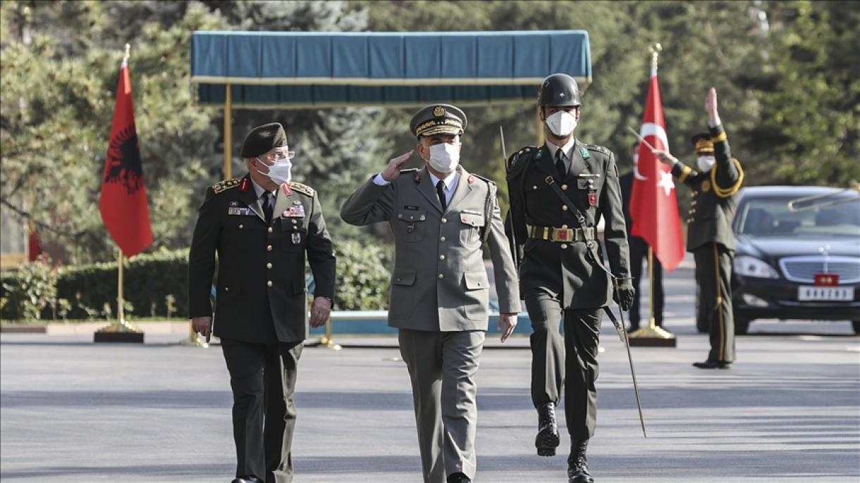 استقبال رئیس ستاد کل ارتش ترکیه از همتای آلبانیایی خود در آنکارا