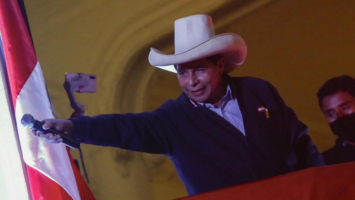 Pedro Castillo encabeza las presidenciales de Perú con todas las actas contabilizadas