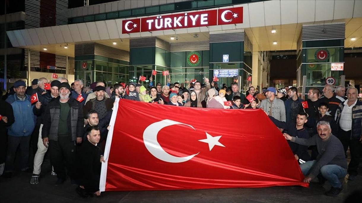88 meszheti török érkezett Türkiyébe az ukrajnai Herszonból