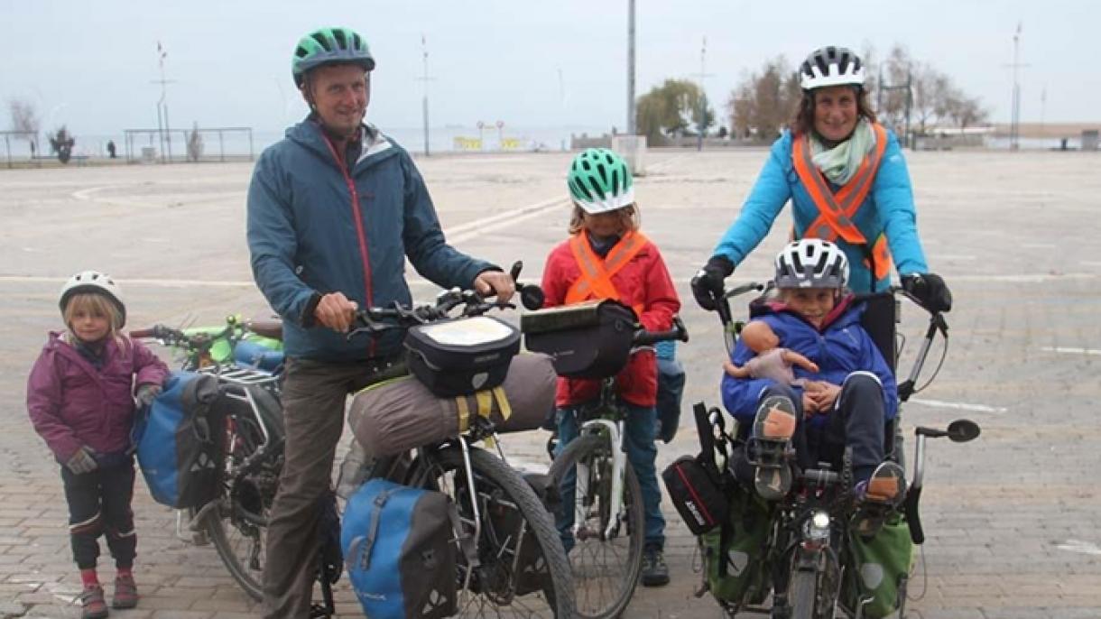 3 balalı ğailä velosiped belän dön'ya gizä