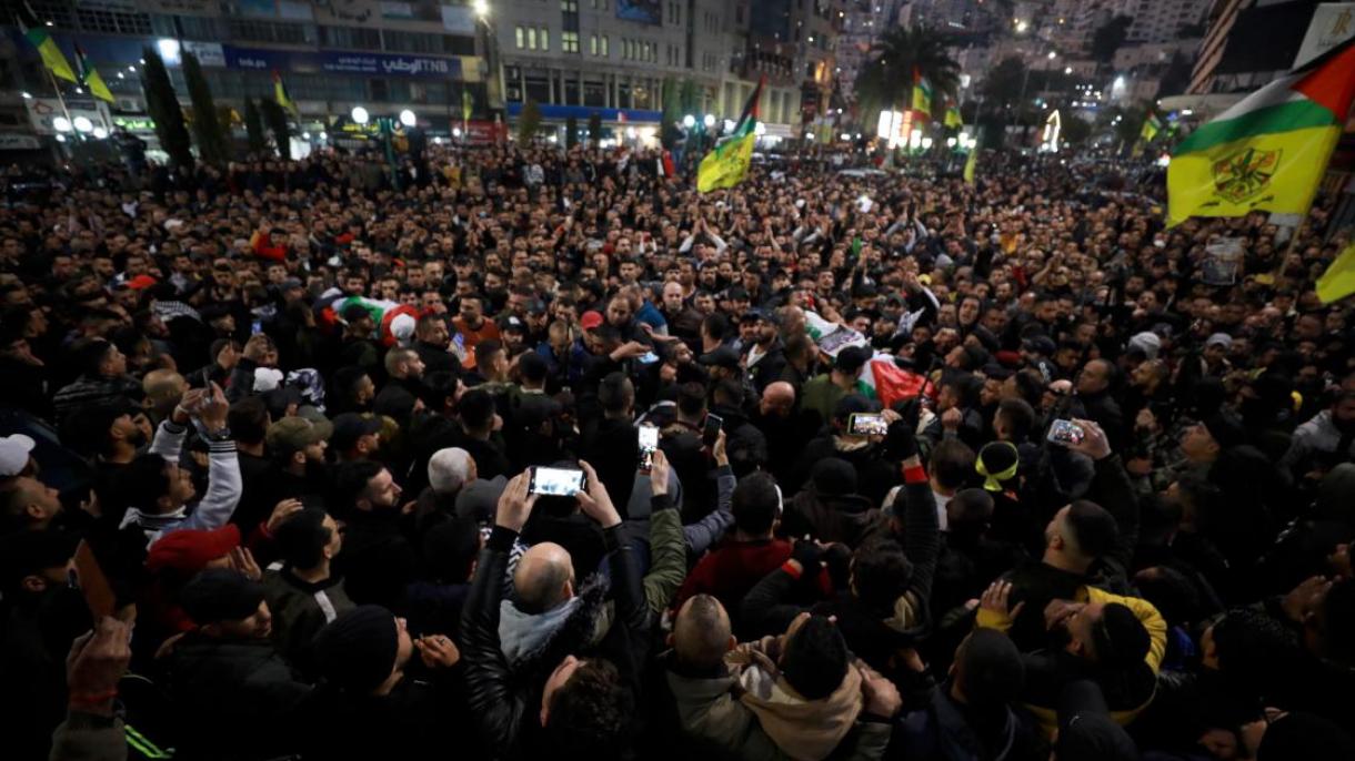 Χιλιάδες κόσμου στην κηδεία των τριών Παλαιστινίων