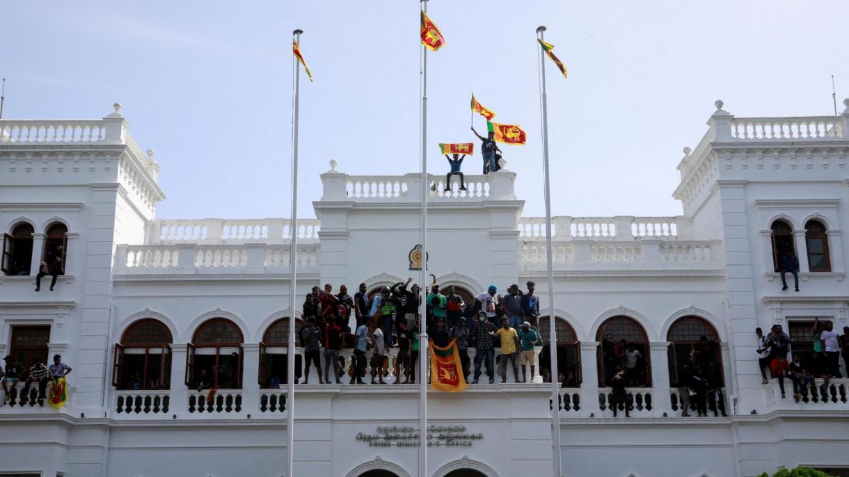 Şri-Lanka prezidenti və yaxın qohumları ölkəni tərk etməyə məcbur qaldı
