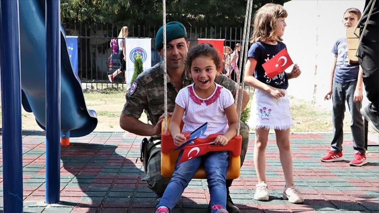 KFOR-i turk rinovon fushën e sportit të shkollës “Naim Frashëri” në Vushtrri