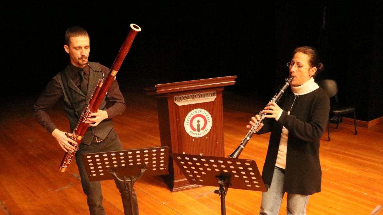 Fagotton játszik török zenét az ukrán művész