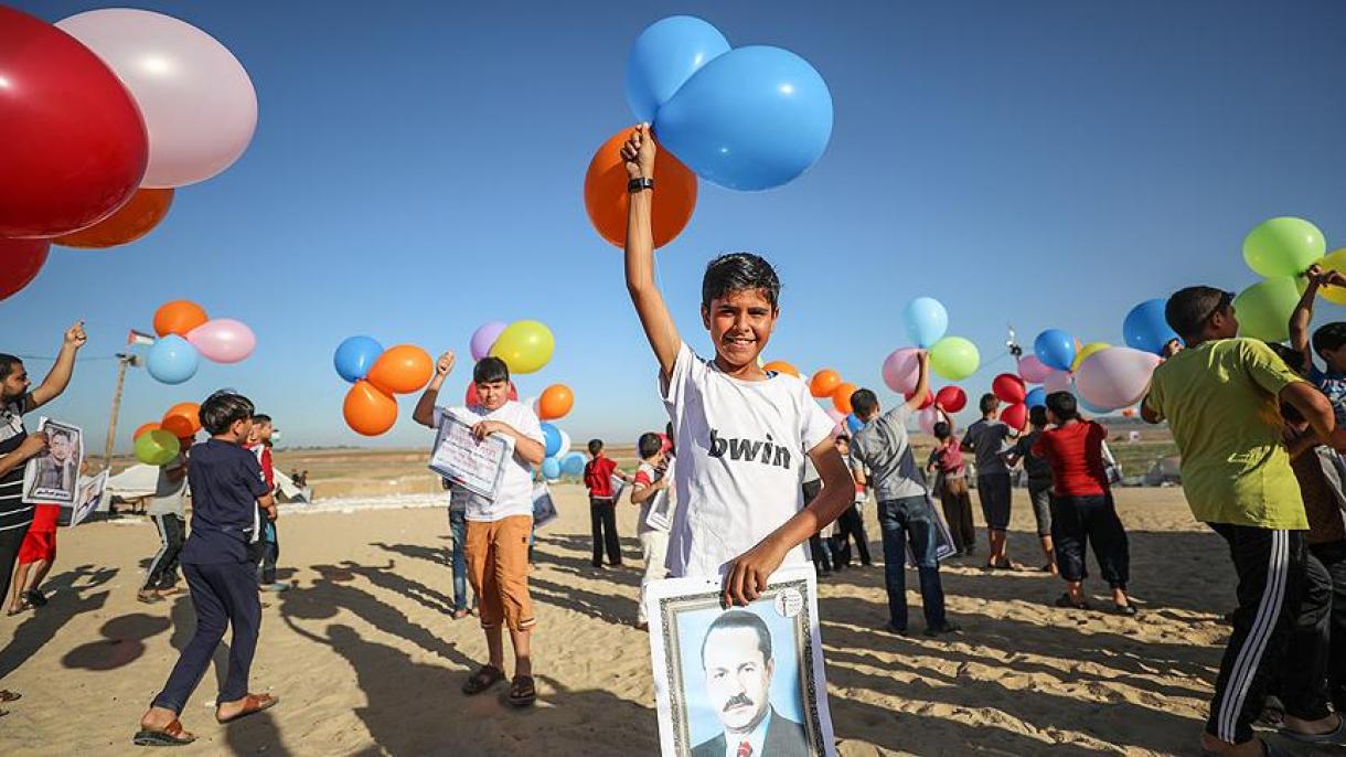 Γάζα: Μπαλόνια με τις φωτογραφίες των συμβόλων της Παλαιστίνης άφησαν τα παιδιά στον ουρανό