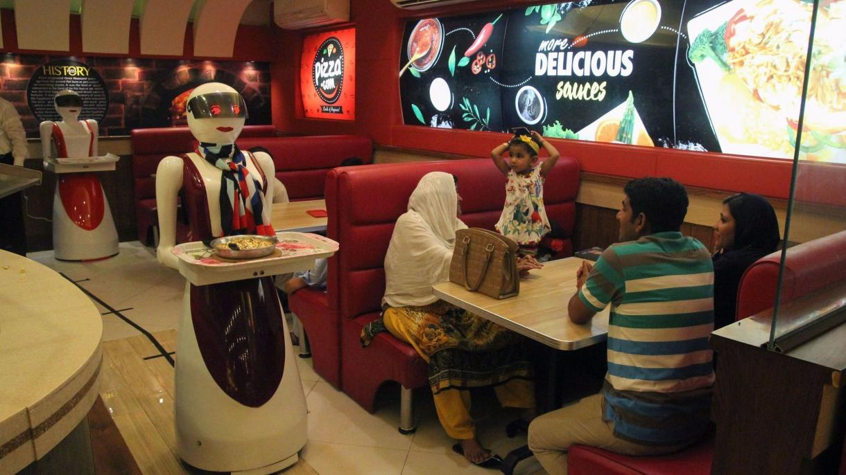 پاکستانی نوجوان کا کارنامہ،پہلی روبوٹ ویٹرسروس ملتان میں شروع