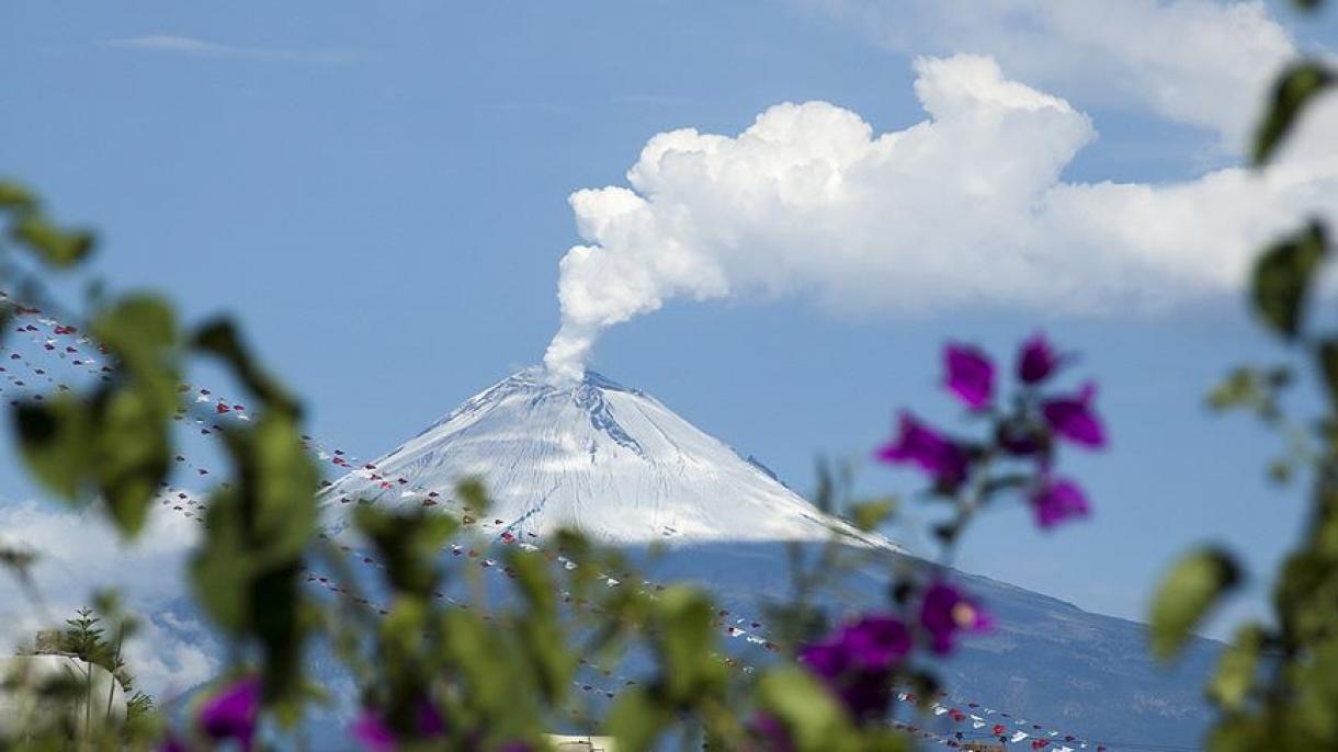 Вулканът Попокатепетъл изхвърля газ и пепел