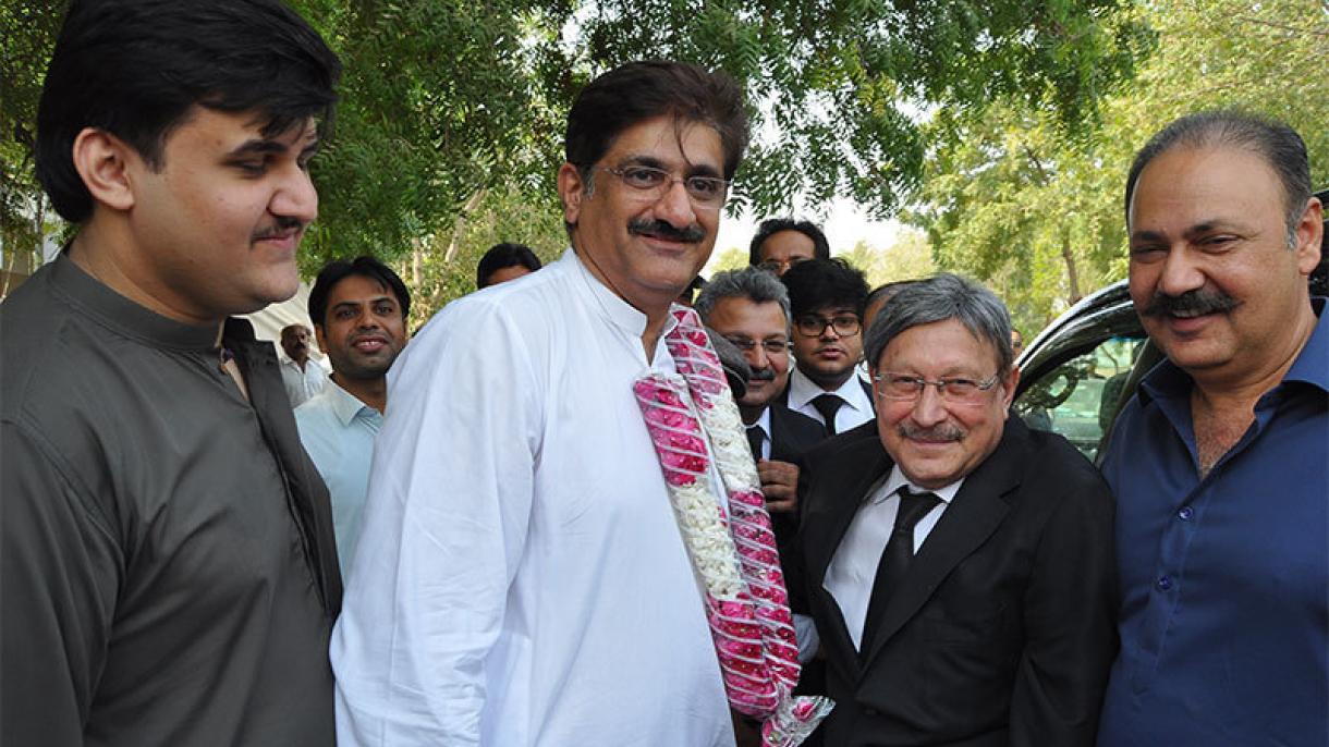 نئے وزیر اعلی سندھ نے شاندار پروٹوکول کے ساتھ مزارِ قائد پر حاضری دی