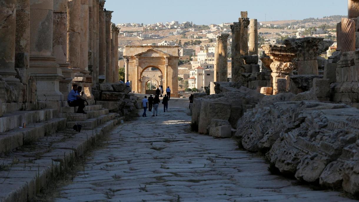 Vários turistas apunhalados por um atacante desconhecido em Jerash, na Jordânia