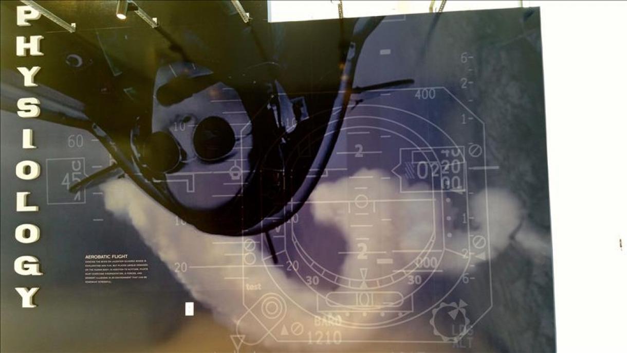 La photo d’une pilote de voltige turque dans un musée américain