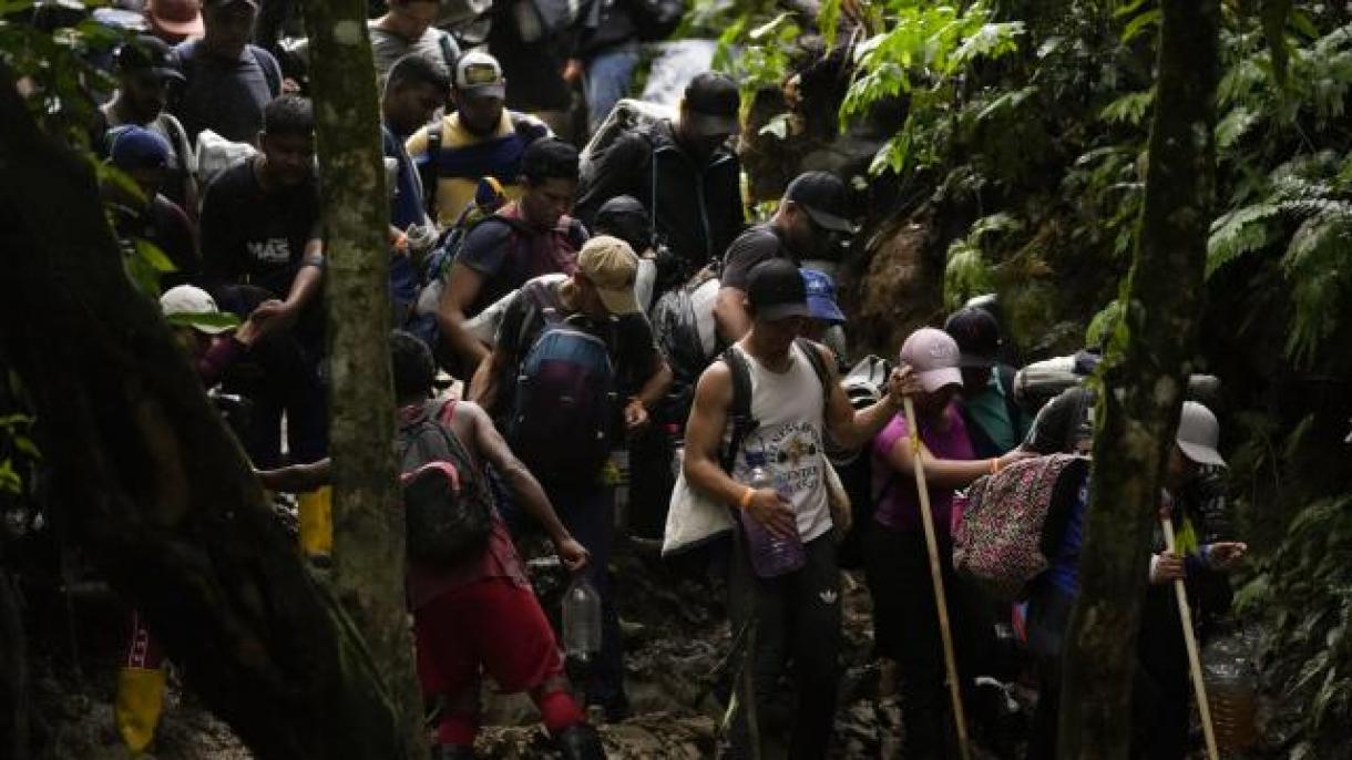 Голям брой мигранти се струпаха в Колумбия на път за САЩ...