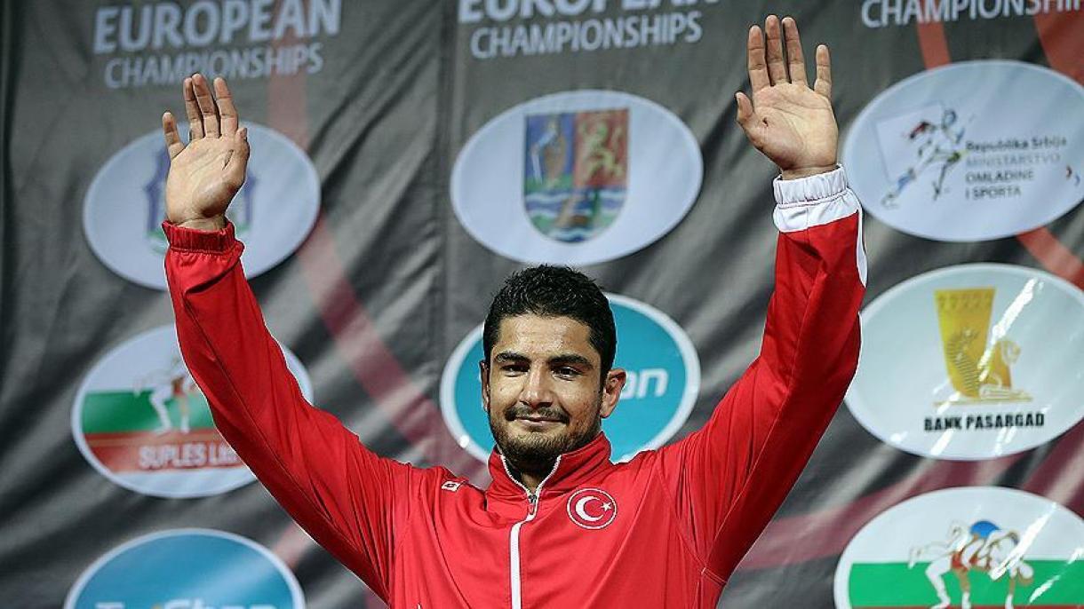 Türkiyə güləşçisi Taha Akgül Avropa çempionatında qızıl medal qazanıb