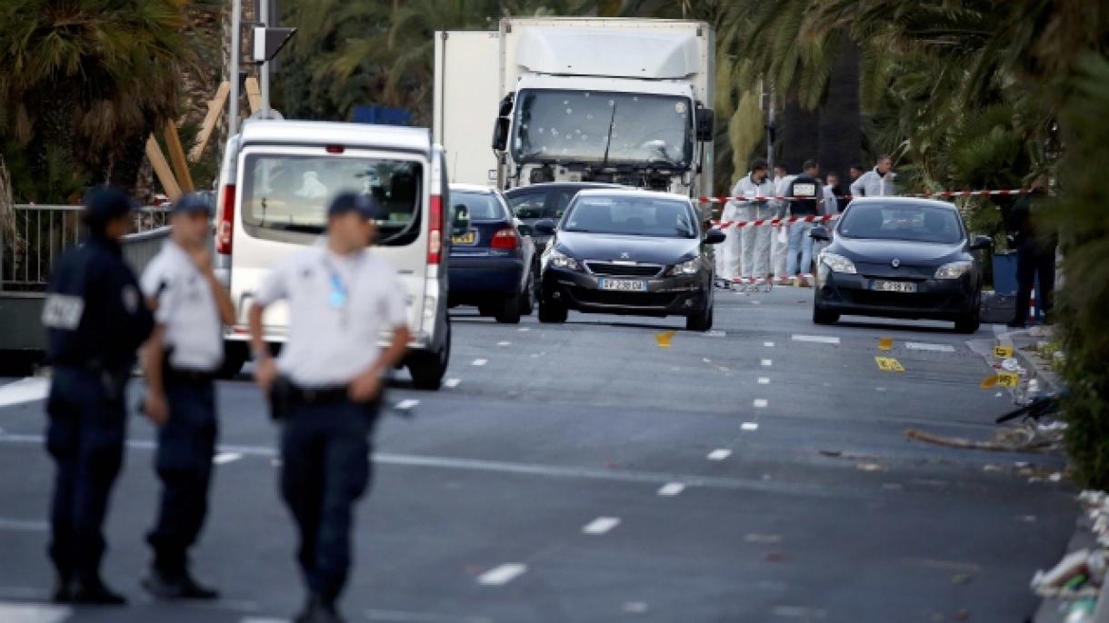 Hollande: “Unas 50 personas entre la vida y la muerte tras el atentado de Niza”