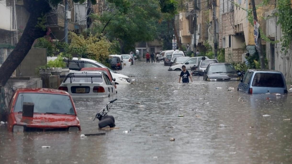 طوفانی بارشوں نے پاکستان کے سب سے بڑے شہر کراچی  میں نظام زندگی درہم برہم کر دیا