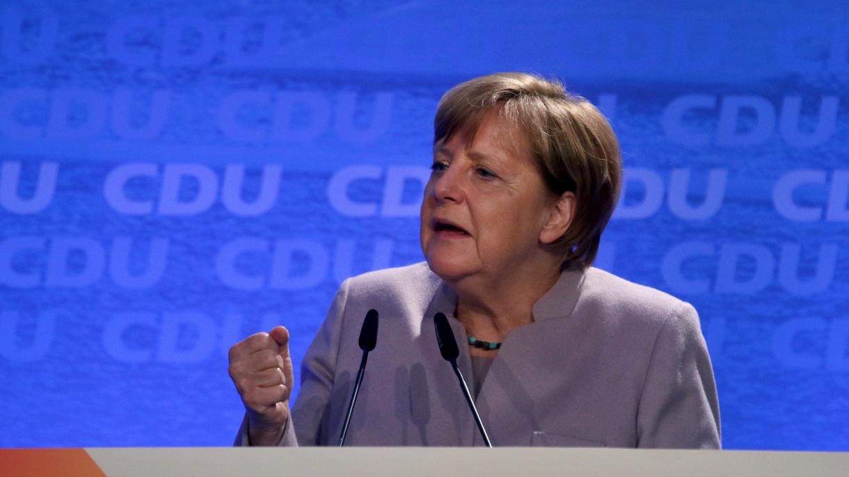 Merkel defiende la doble ciudadanía a los turcos