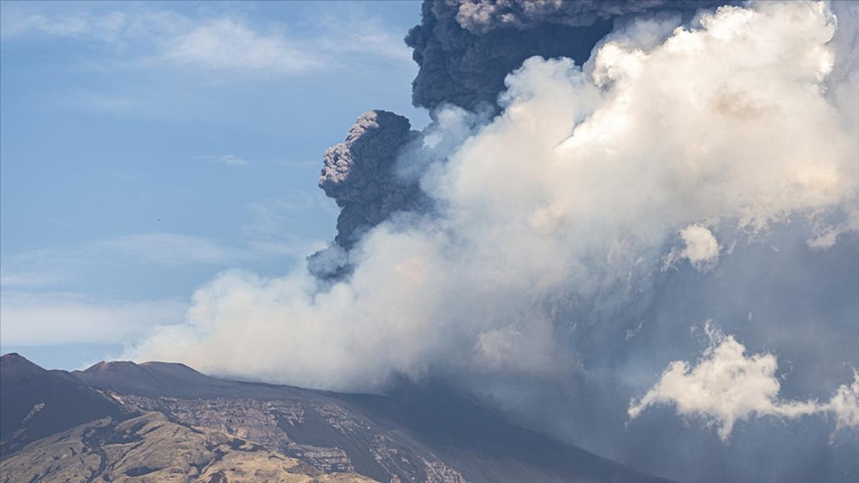 L'Etna torna ad eruttare dopo tre settimane