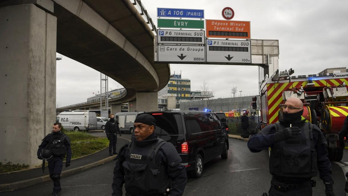 Pânico no Aeroporto de Orly: assaltante inativado ao tentar roubar a arma de policial