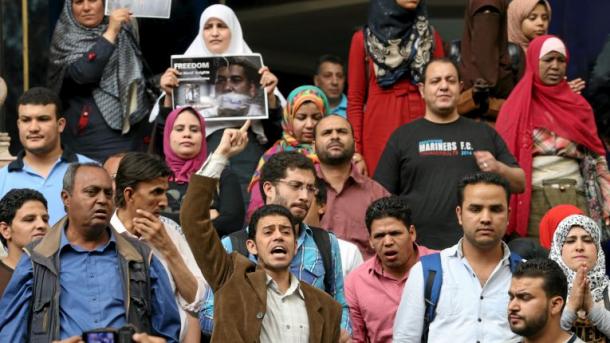 Jornalistas protestam contra a prisão de colegas no Egito