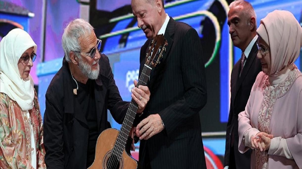 یوسف اسلام به اردوغان گیتار هدیه کرد