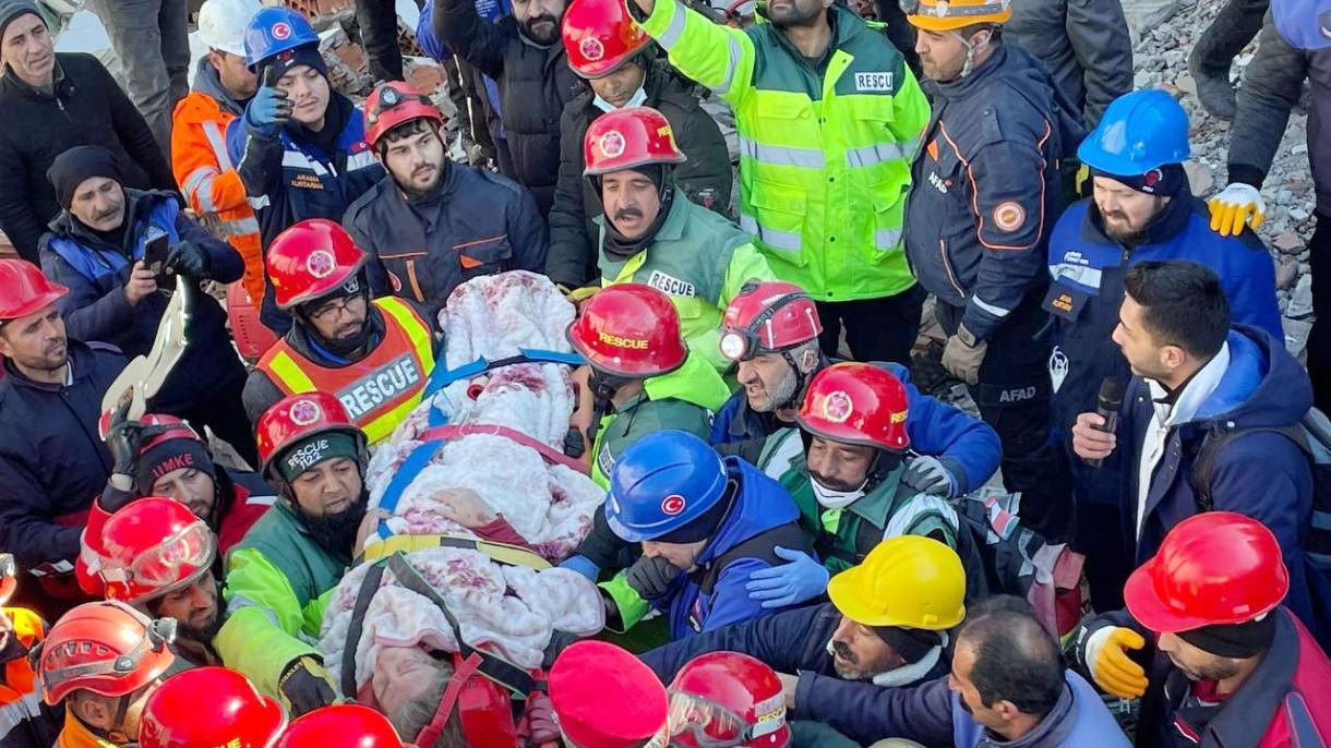 ترکیہ، پاکستانی امدادی ٹیموں نے بھی ملبے تلے سے کئی جانوں  کو بچا لیا