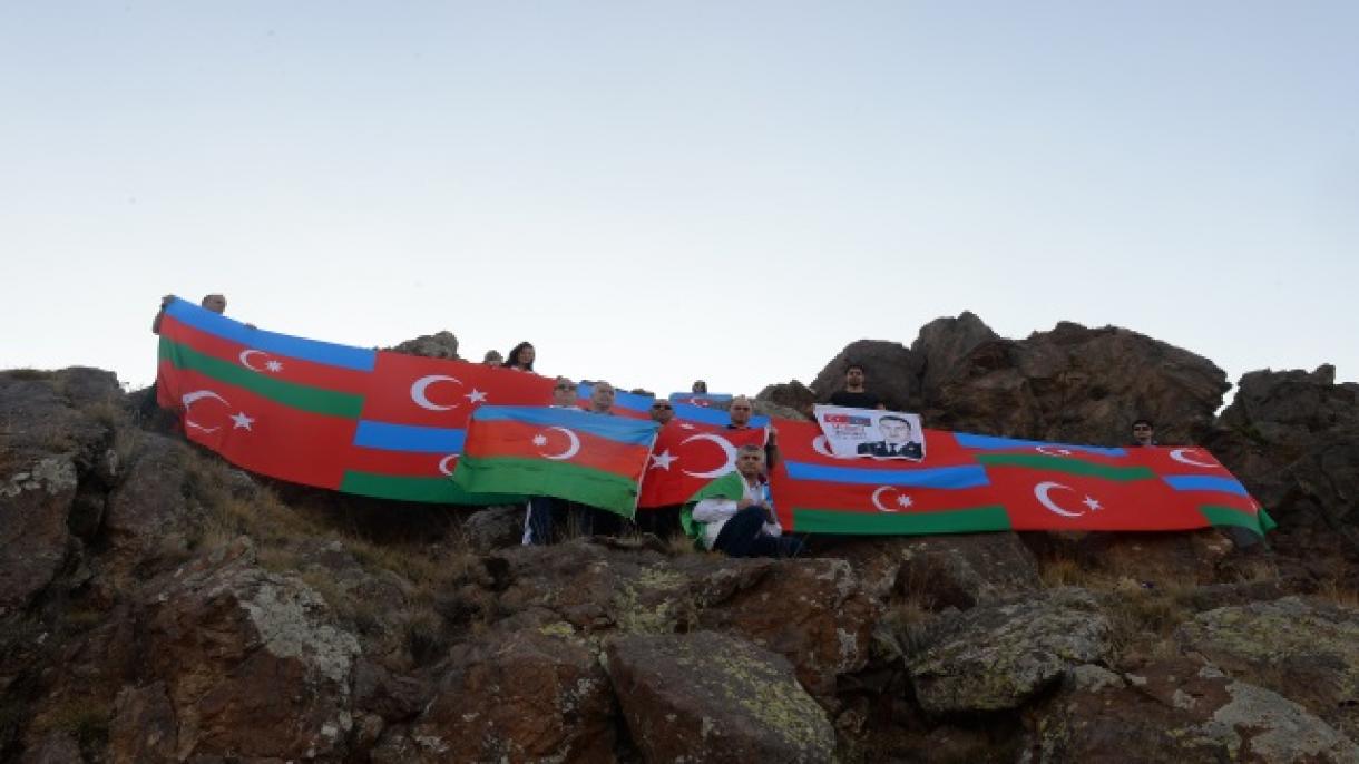 İki qardaş ölkənin dövlət bayraqları Təkaltı dağının zirvəsində