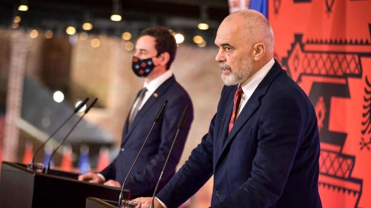 Arnavutluk-Kosova Ortak Bakanlar Kurulu Toplantısı_3_Edi Rama-Albin Kurti açıklama.jpg