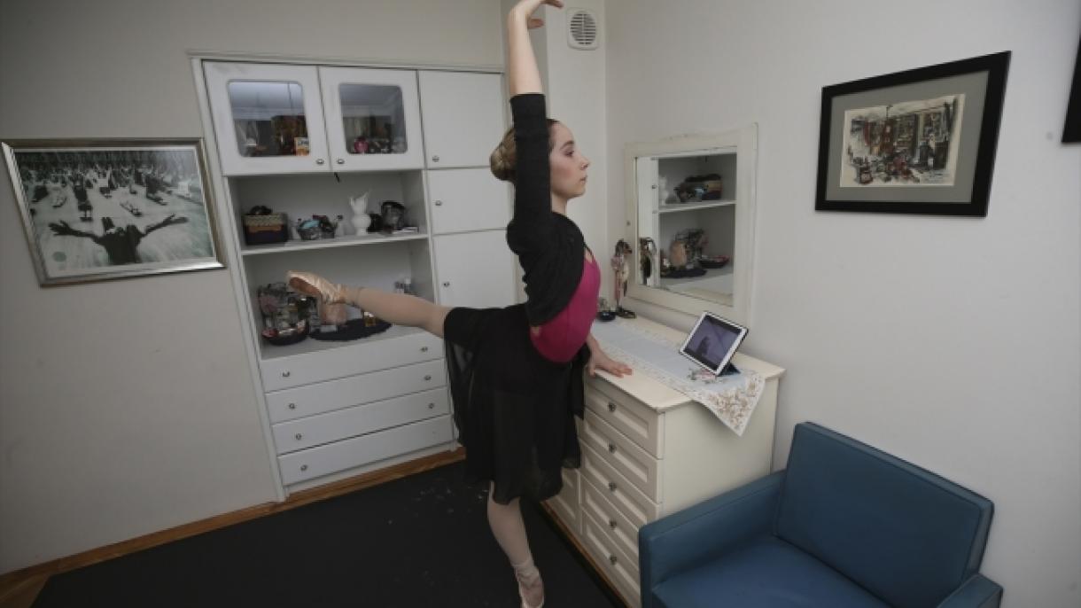 Երիտասարդ պալետի պարուհին մեկուսացման օրերում շարունակում է մարզվել տանը