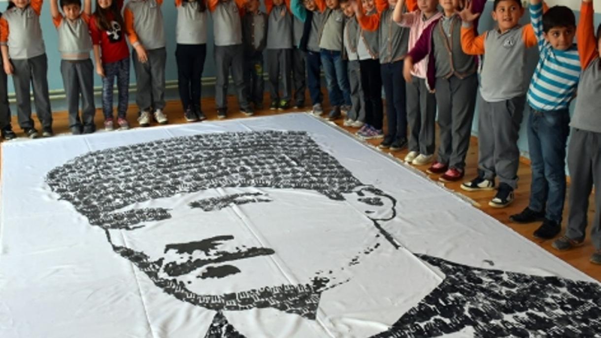 El cuadro de Atatürk con la huella de mano de los estudiantes y profesores