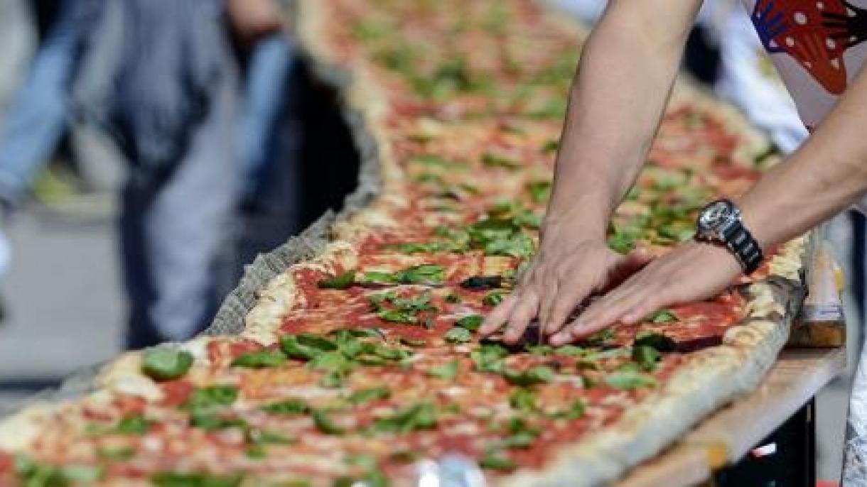Италияда 500 метрдик пица бышырылды