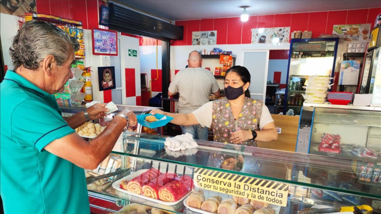 Comerciantes colombianos, con la esperanza de recuperar sus negocios tras vacunación masiva
