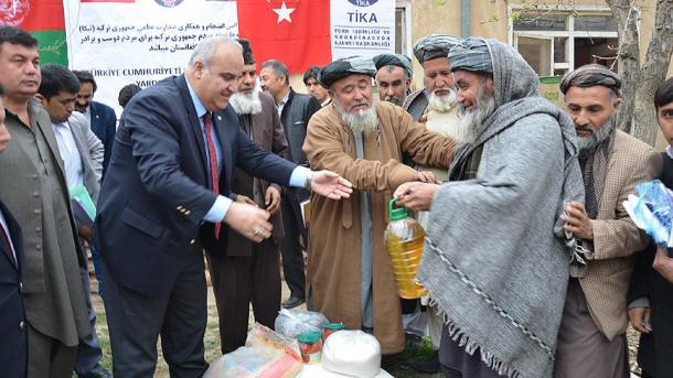 TIKA asegura ayuda a familias afganas