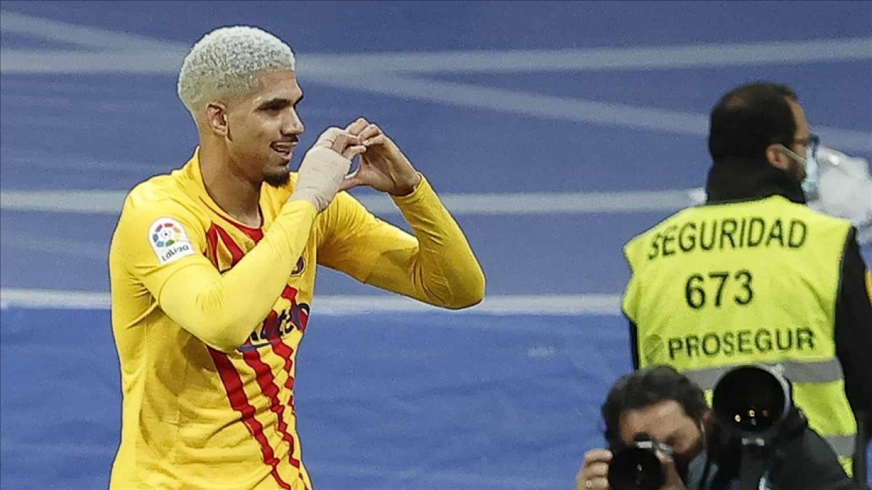 El defensa uruguayo del Barcelona Ronald Araujo fue dado de alta tras sufrir un golpe en la cabeza