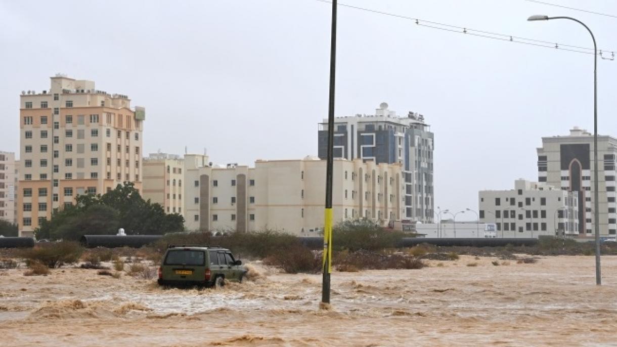 Omanda baş verən "Şahin" tufanında ölənlərin sayı artmaqda davam edir