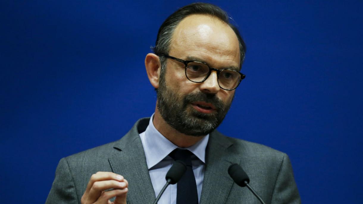 Le Premier ministre français "assume" un vol privé à 350.000 euros