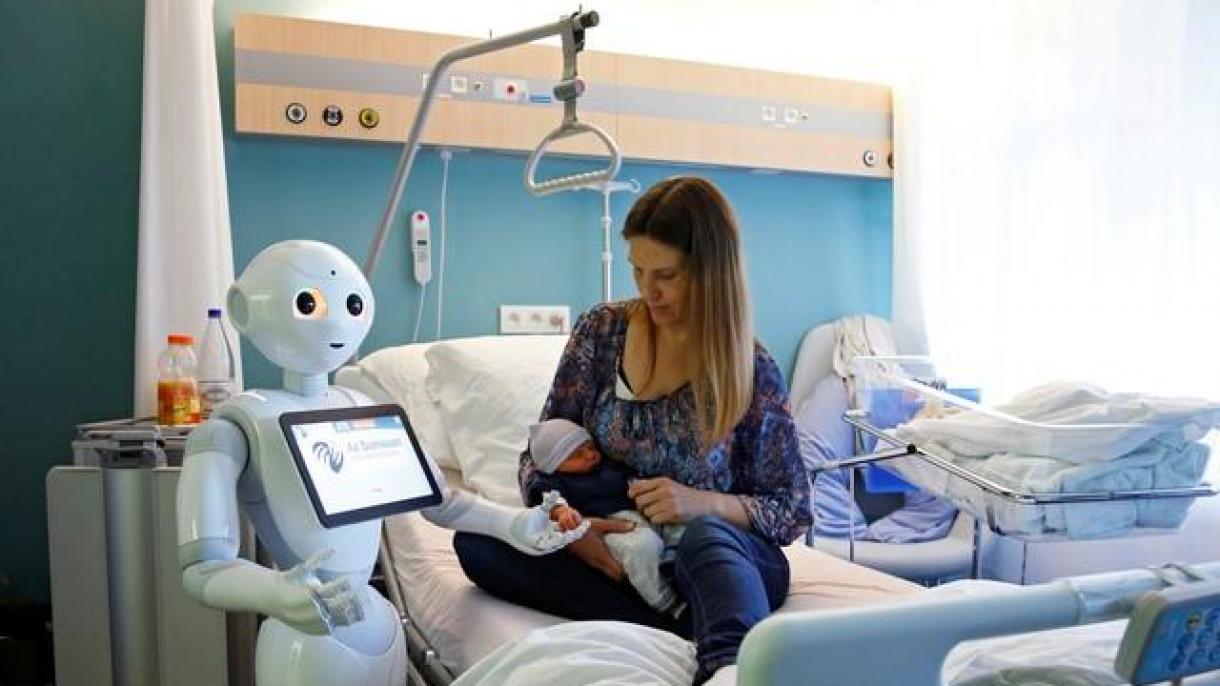 Robot xəstəxananın qəbul şöbəsində çalışır