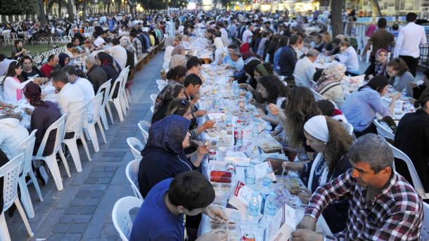 伊斯坦布尔昨晚2万人共进开斋饭
