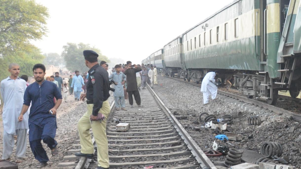 В Пакистан се сблъскаха два пътнически влака...