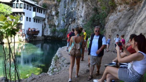 Najbolja sezona ikada: Turisti iz cijelog svijeta okupirali Blagaj