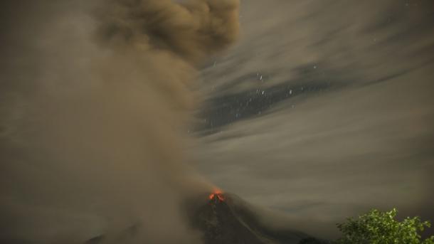 Indonezija: Mještani mirno posmatraju kako vulkan Sinabung izbacuje lavu