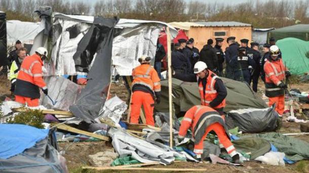 Polícia francesa desmantela um acampamento de refugiados em Calais