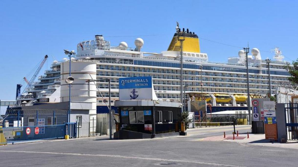 ورود بیش از 1500 گردشگر با 2 کشتی تفریحی به آنتالیا