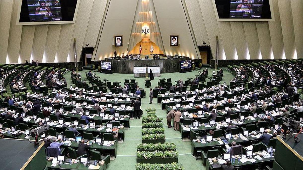 پرچم آمریکا در صحن علنی مجلس ایران به آتش کشیده شد