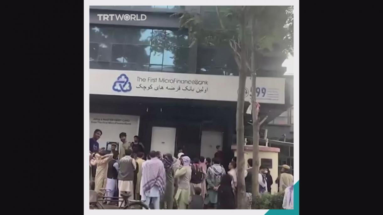 افغانستانده انسانلر بانکدن پول آلیش اوچون قطار بولیب نوبتده تورماقده