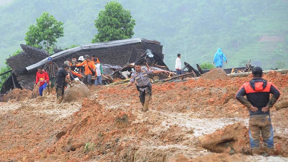 انڈونیشیا: شدید بارشیں اور لینڈ سلائیڈنگ، 30 گھر مٹی تلے دب گئے