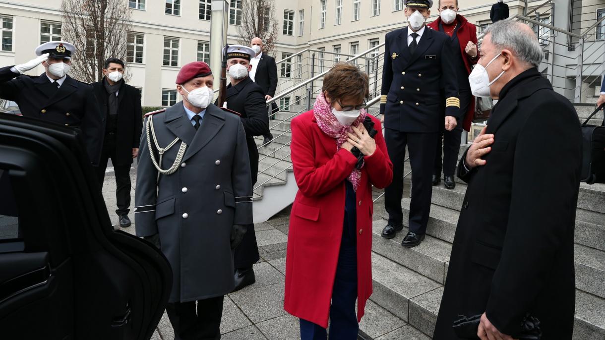 Milli Savunma Bakanı Hulusi Akar Almanya Savunma Bakanı Annegret Kramp Karrenbauer5.jpg