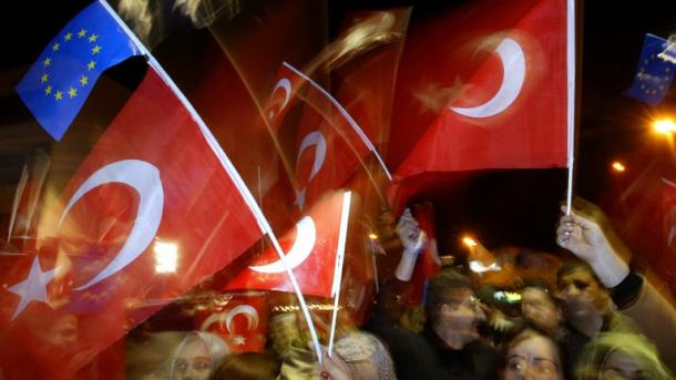 La Commission européenne propose une exemption de visas sous conditions pour la Turquie (officiel)