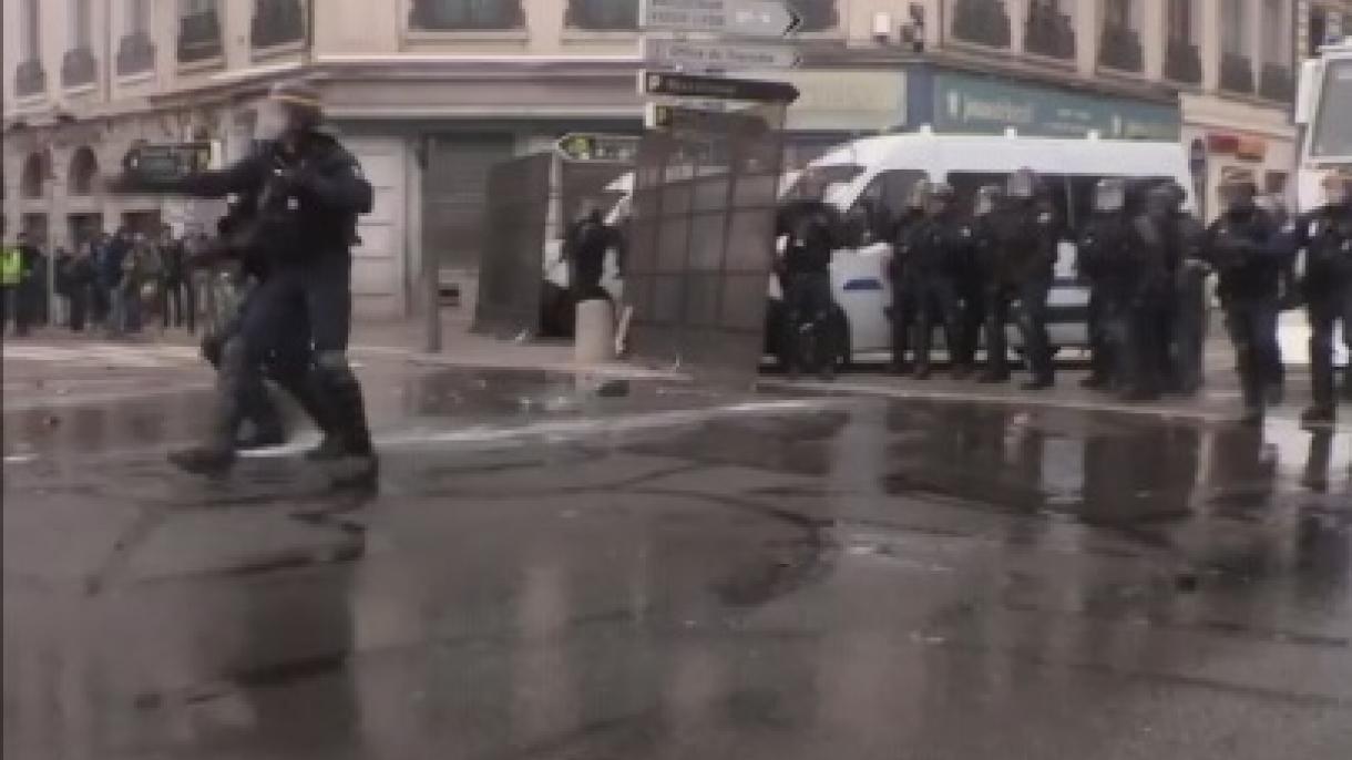 فرانس، حکومت مخالف مظاہرے کرنے والے  ہزاروں افراد  کے خلاف پولیس کی سخت مداخلت