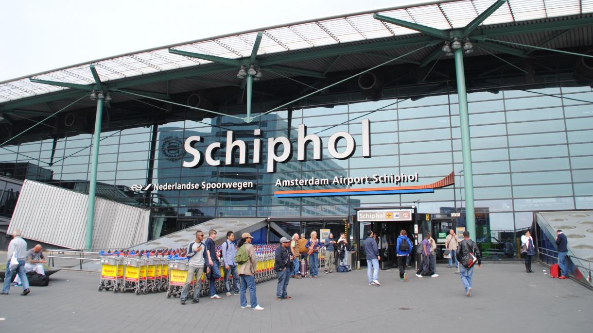 Evacúan el aeropuerto de Ámsterdam por una amenaza de bomba